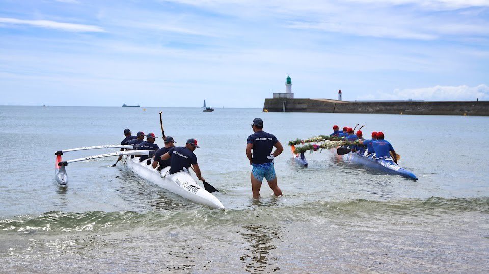 YannickMOREAU's tweet photo. C’est parti pour la #VendeeVaa 2022 !
4 jours aux rythmes et aux couleurs du #Vaa et de la culture polynésienne aux #SablesdOlonne #Vendee #PaysdelaLoire
4 jours de partage et de fête populaire après 3 années d’interruption sanitaire
💪rameurs du #teamkraken #CKCL #filleuls https://t.co/LFg2P402yQ