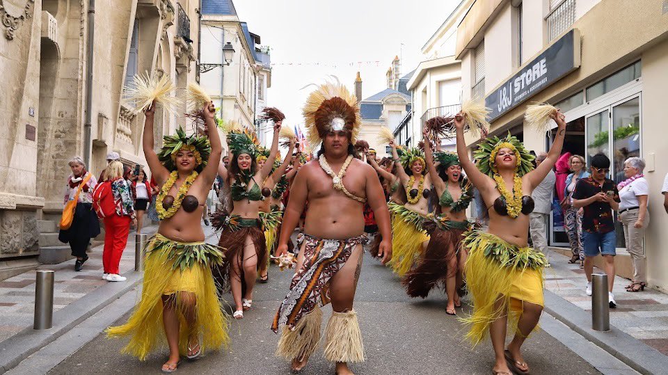 YannickMOREAU's tweet photo. C’est parti pour la #VendeeVaa 2022 !
4 jours aux rythmes et aux couleurs du #Vaa et de la culture polynésienne aux #SablesdOlonne #Vendee #PaysdelaLoire
4 jours de partage et de fête populaire après 3 années d’interruption sanitaire
💪rameurs du #teamkraken #CKCL #filleuls https://t.co/LFg2P402yQ