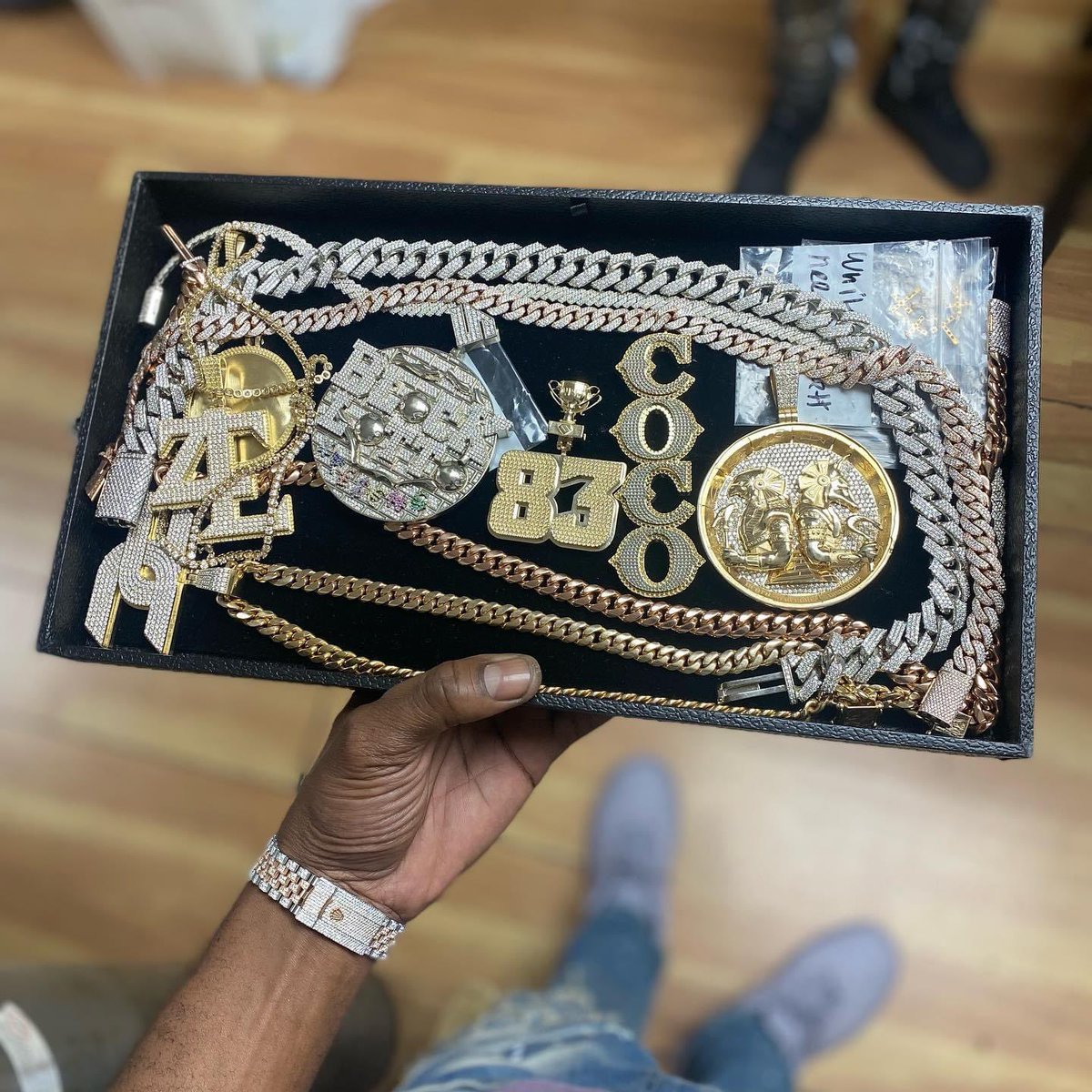 StacksCustoms's tweet photo. #CHOWTIME 🍽

#TheProcess #StayTuned #BlackJeweler #custom #customjewelry #stackscustoms https://t.co/4aNyBg87KD