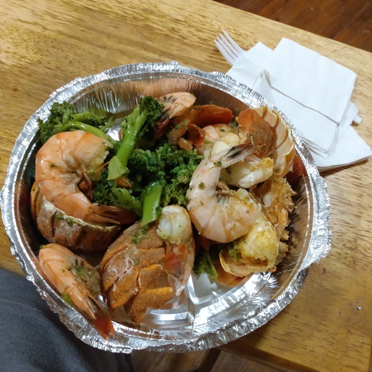 davidlinwood8's tweet photo. @TheEllenShow @Oprah We will always love you Ellen thanks for showing me in season 2 such a great place City island my family has made it a tradition to visit city island for seafood Ellen's yellow fish https://t.co/xFlqpjAVwA