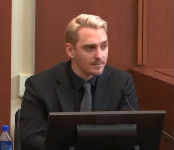codilic's tweet photo. Ladies and gentlemen the TMZ guy is a legend for ROASTING Elaine before signing off😂 
#JusticeForJohnnyDepp #JohnnyDeppAmberHeardTrial #DeppHeardTrial
#AmberHeardlsALiar https://t.co/nDo6ob7nGI