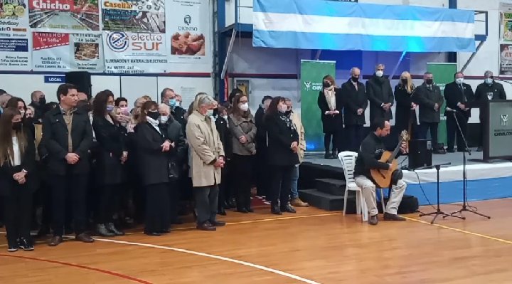 ElTranviaRadio's tweet photo. @BritosGuillermo aseguró que va a seguir trabajando por un #Chivilvoy más grande hasta su último día de gobierno en el acto por el 25 de Mayo @SabellaMarcela https://t.co/7gYEupl7Fq https://t.co/w8QRhlKLkt