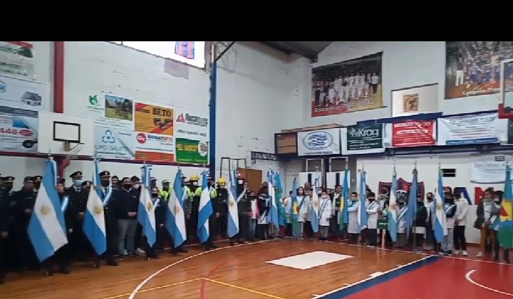 ElTranviaRadio's tweet photo. @BritosGuillermo aseguró que va a seguir trabajando por un #Chivilvoy más grande hasta su último día de gobierno en el acto por el 25 de Mayo @SabellaMarcela https://t.co/7gYEupl7Fq https://t.co/w8QRhlKLkt