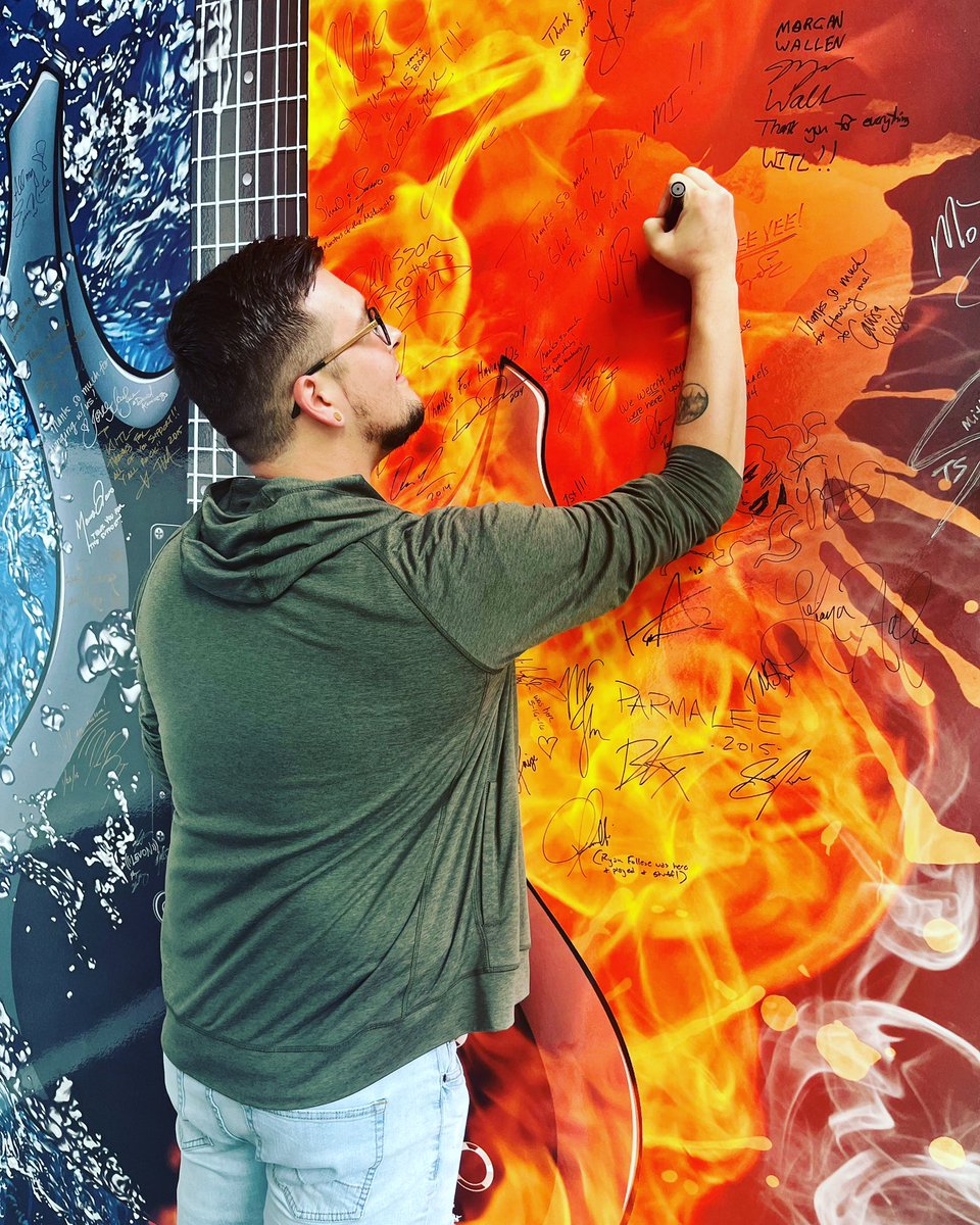 Got to sign the wall of fame at <a href="/WITLFM/">100.7 WITL</a> HOW COOL