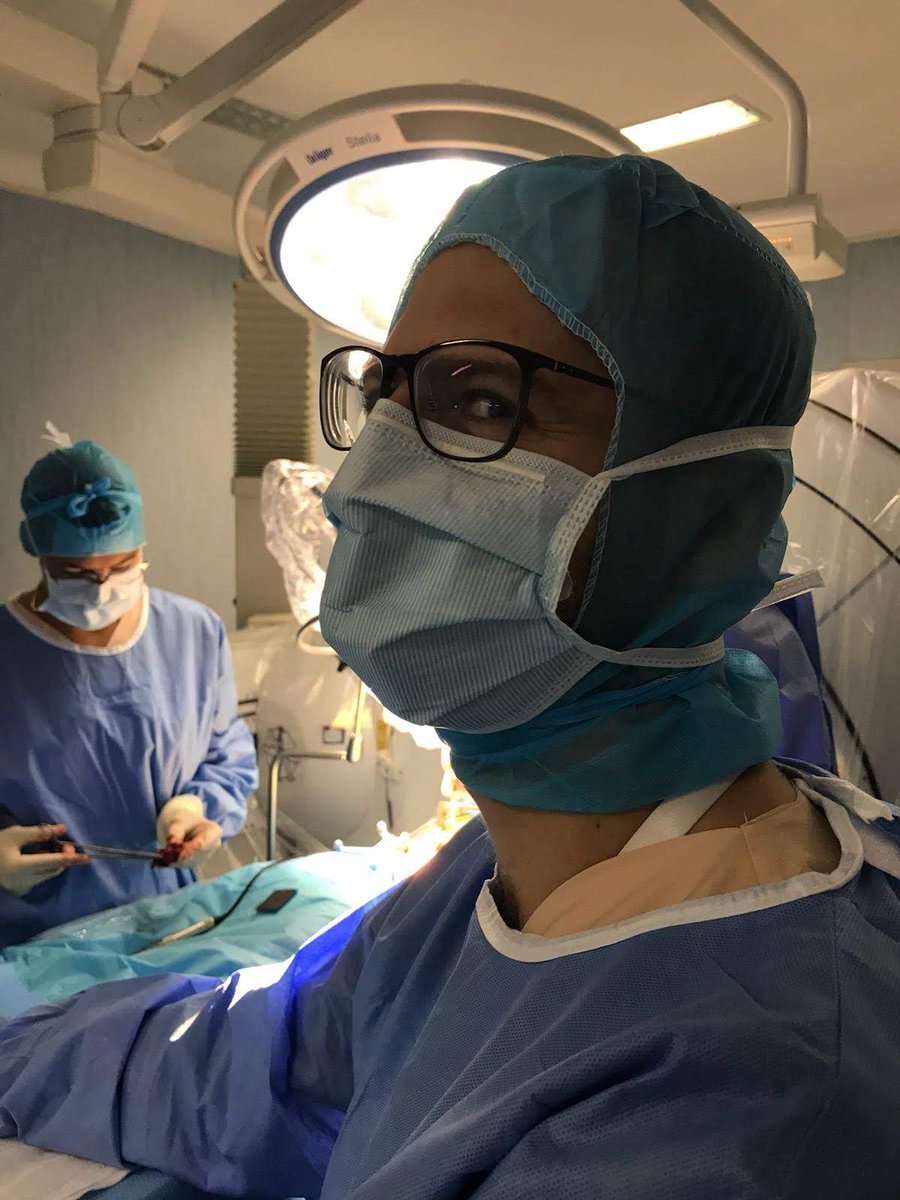 Hoy ha terminado su periodo formativo en el <a href="/HUnivValdecilla/">Hospital Universitario Marqués de Valdecilla</a> nuestro R5 el Dr <a href="/CarlosSantosJi3/">Carlos Santos Jiménez</a>, que ha demostrado a lo largo de estos años su tesón, disciplina, esfuerzo y preocupación por sus pacientes, lo que lo ha convertido en un gran neurocirujano. Muchas felicidades!