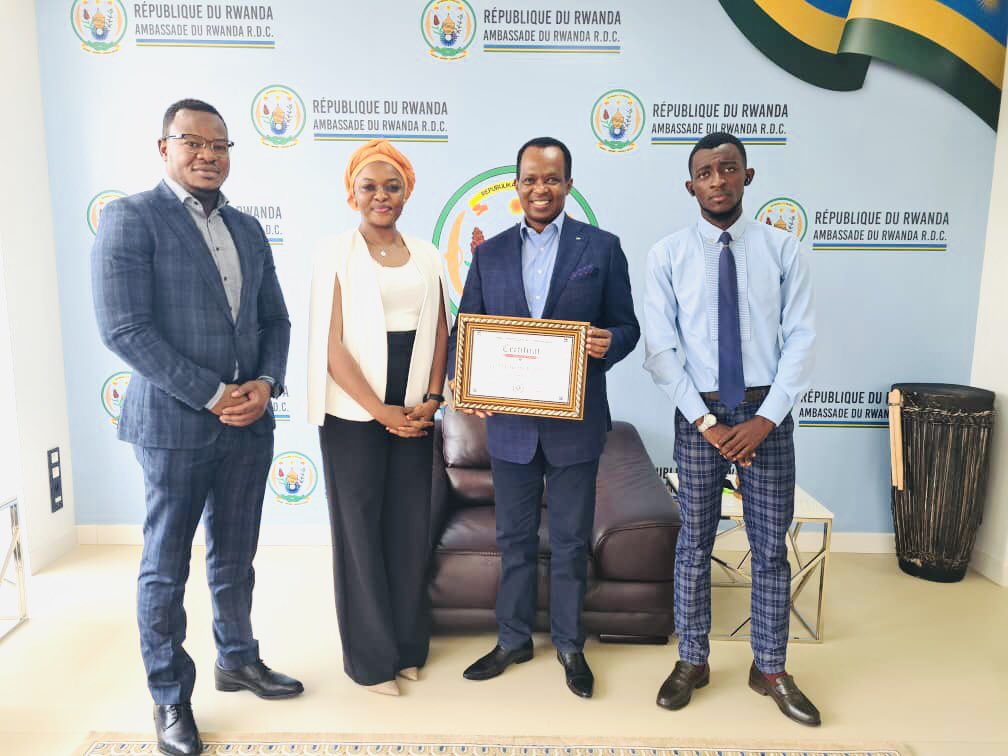 christonesaint's tweet photo. On oubliera jamais que nos frères congolais du FSR dont notamment @CybelleKamba et sa bande avaient certifié l’ambassadeur négationniste du Rwanda @vincentkarega1 .
#CongoUnderAttack https://t.co/q2NVmT4vMC