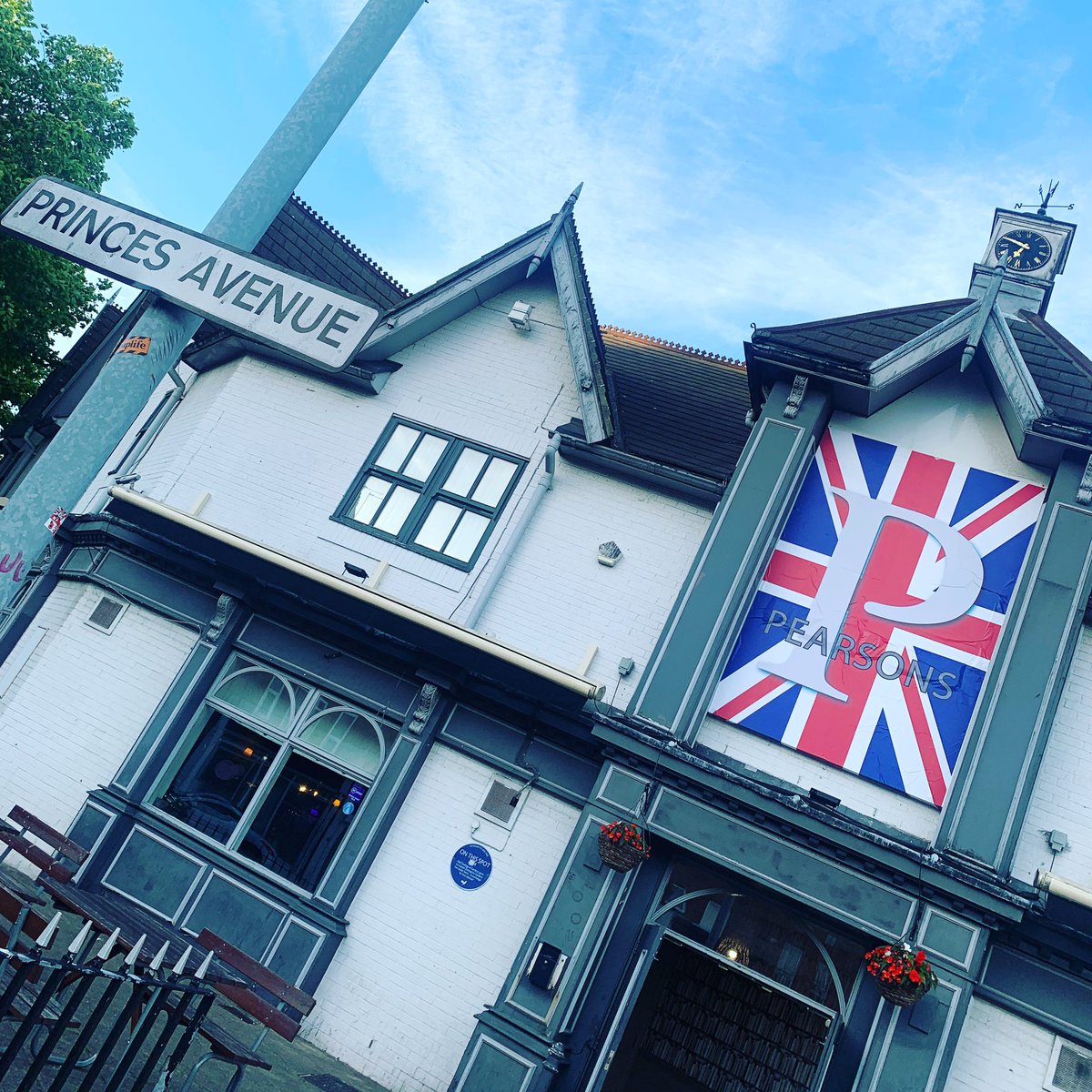 oldzoohull's tweet photo. Preparations for the jubilee bank holiday are in full swing! #GSTQ #jubilee2022 #jubileeweekend #Queen https://t.co/pl1nAqQ3DP