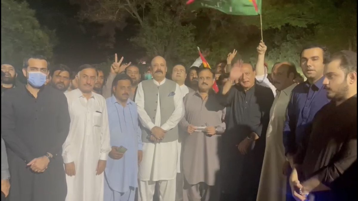 TabdeeliTvOffic's tweet photo. Usman Buzdar reached D chowk. https://t.co/EBzrEliTwx