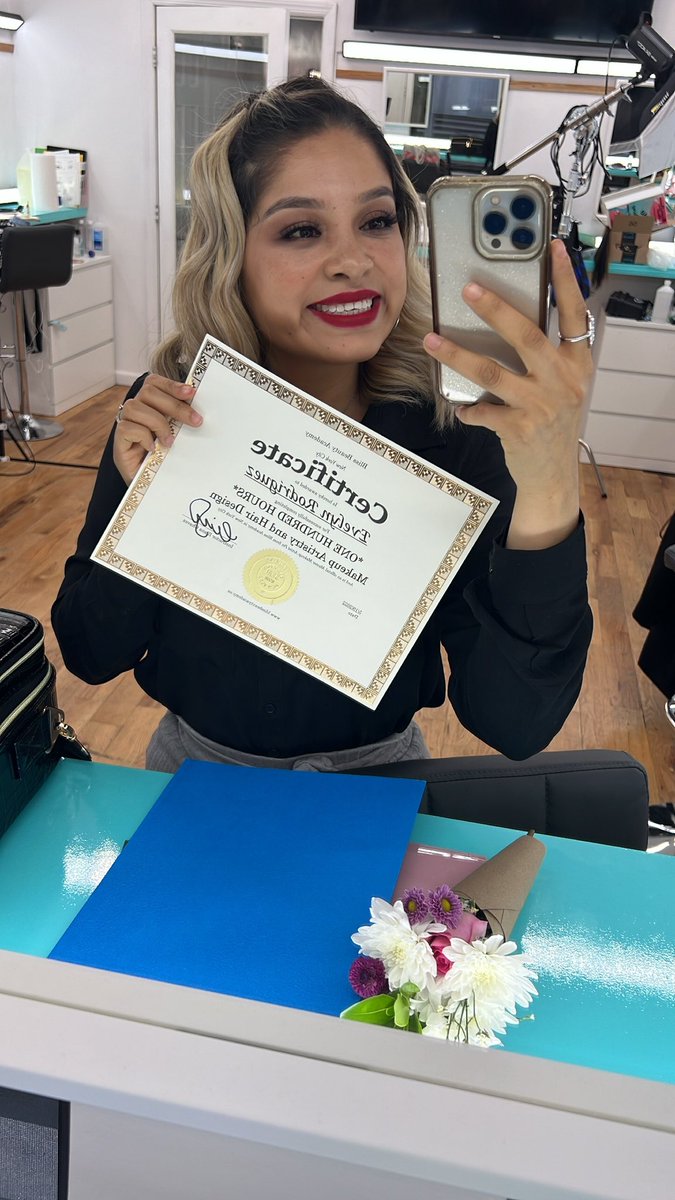 EnzyLashes's tweet photo. Oficialmente Maquillista Profesional ❤️💄
Officially Professional Makeup Artist 💄❤️
NYC Certified !!!! https://t.co/BKvSIVgKGa