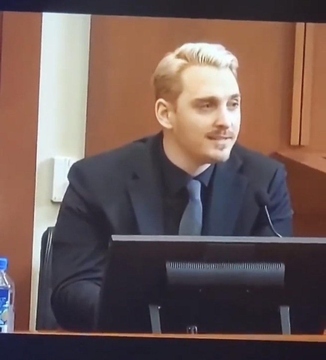 kat_nixie's tweet photo. King, you dropped your crown 💁‍♀️👑#JohnnyDeppAmberHeardTrial #AmberHeardlsAnAbuser #JusticeForJohnny #DeppVsHeard https://t.co/HamLfNjhWH