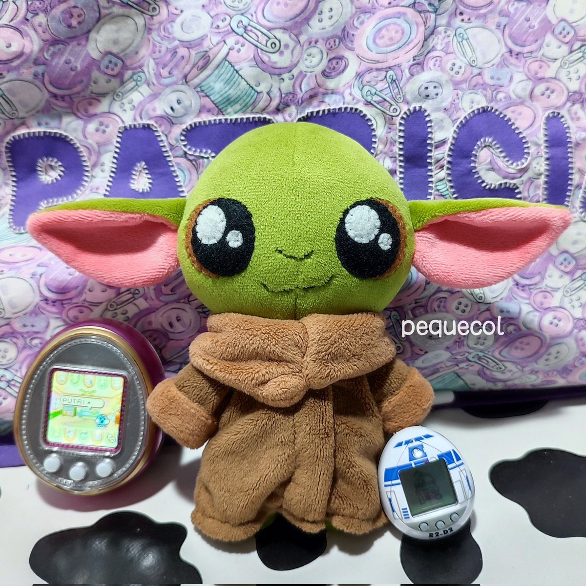 Feliz día del orgullo friki os deseamos mi pequeño Guni (sí, así he llamado a mi ser de la raza de Yoda y Grogu 💚),  mis tamagotchis 4u y R2D2 y yo 🥰

#FelizDiaDelOrgulloFriki #diadelorgullofriki #OrgulloFriki

patrón de Grogu de <a href="/CholyKnight/">Sew Desu Ne?</a> 💚