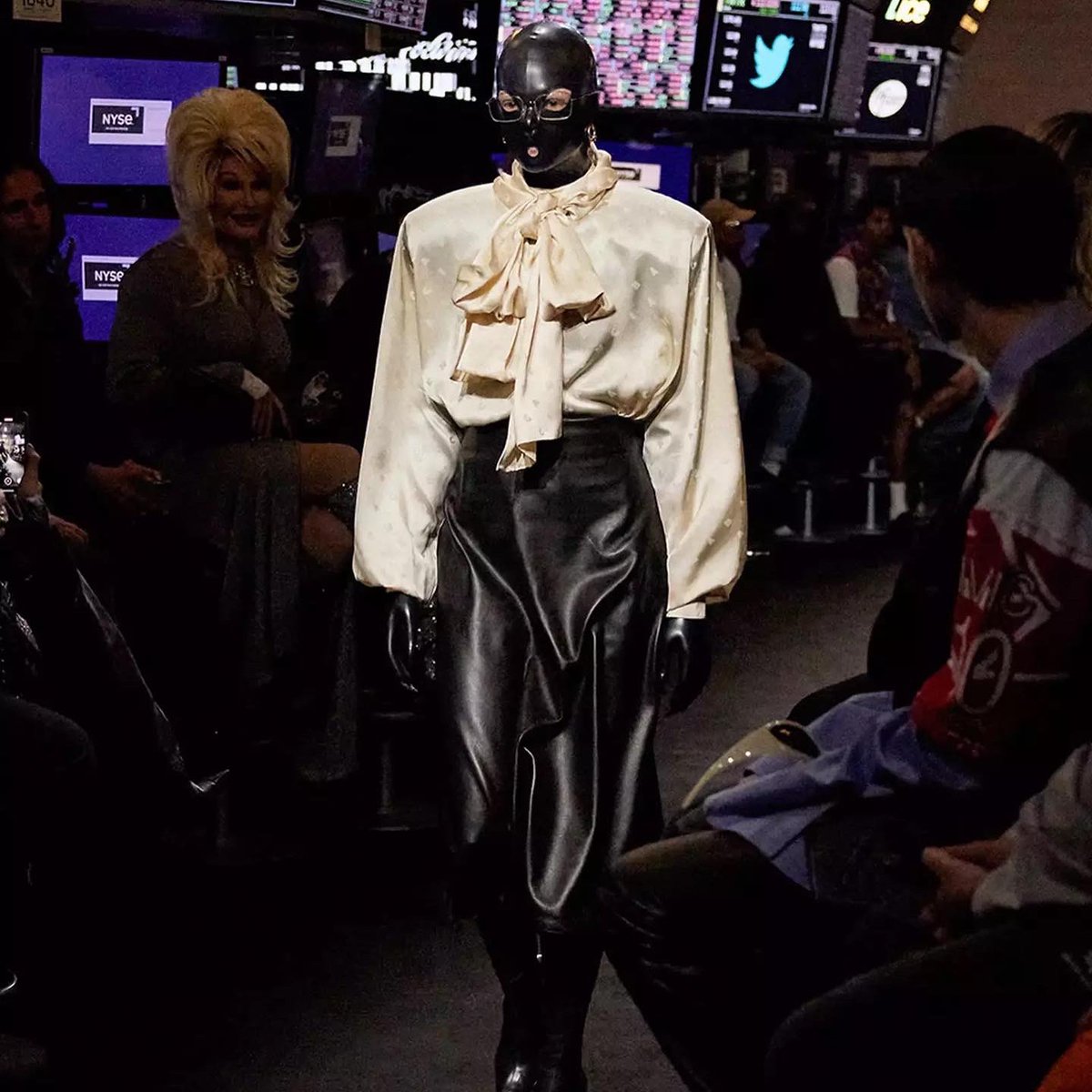 Trend__Fashion's tweet photo. What’s that? A look at @BALENCIAGA Resort SS23 collection with a collaboration with @adidas? We’ve got you covered. Read our round up of the collaboration: ⚡️💅 #Balenciaga #Adidas #SS23 #ResortFashion #NewYork #Paris #Trends #Fashion #FashionBloggers https://t.co/aZ2BOsin39 https://t.co/UTP9yImSIo