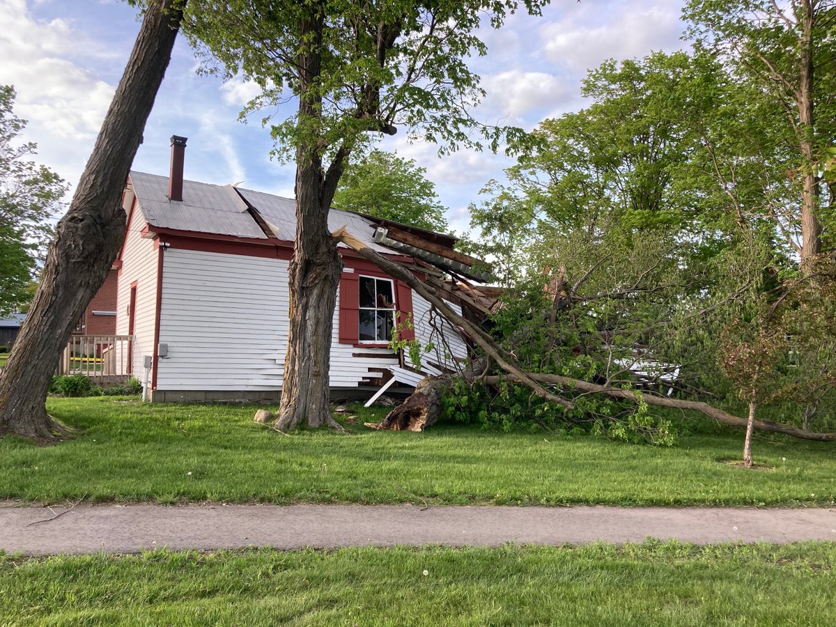 We Look Back Wednesday's
VICTORIA CORNERS LODGE HALL
shanecoxworth.com/VICTORIACORNER…

The oldest building at the <a href="/UxbridgeMuseum/">Uxbridge Historical Centre (UHC)</a>  and one of the first buildings destroyed by the Tornado that ripped through the town on Saturday May 21

#welookbackwednesdays #history #uxbridge #bluex2
