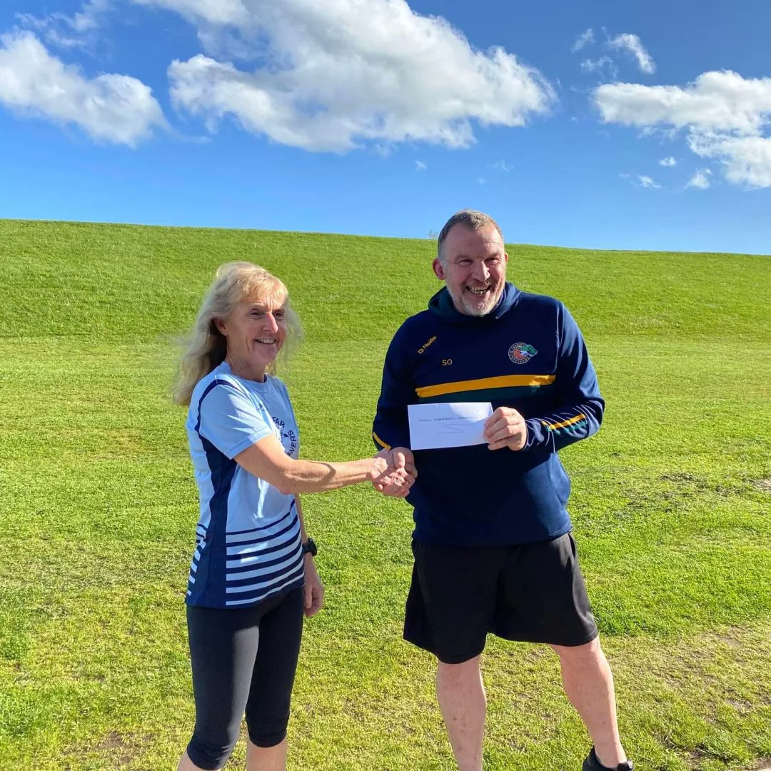 Taysidemuskies's tweet photo. A massive thank you to Forfar Road Runners for their support with a donation of ยฃ250 for the Club!
Steve Oakley director of basketball met with the team tonight to receive this generous donation!๐๐๐โโ๏ธ
#TaysideMusketeers #Forfarroadrunners #Muskies #TeamMuskies #Basketball https://t.co/h3OmYLOw6i