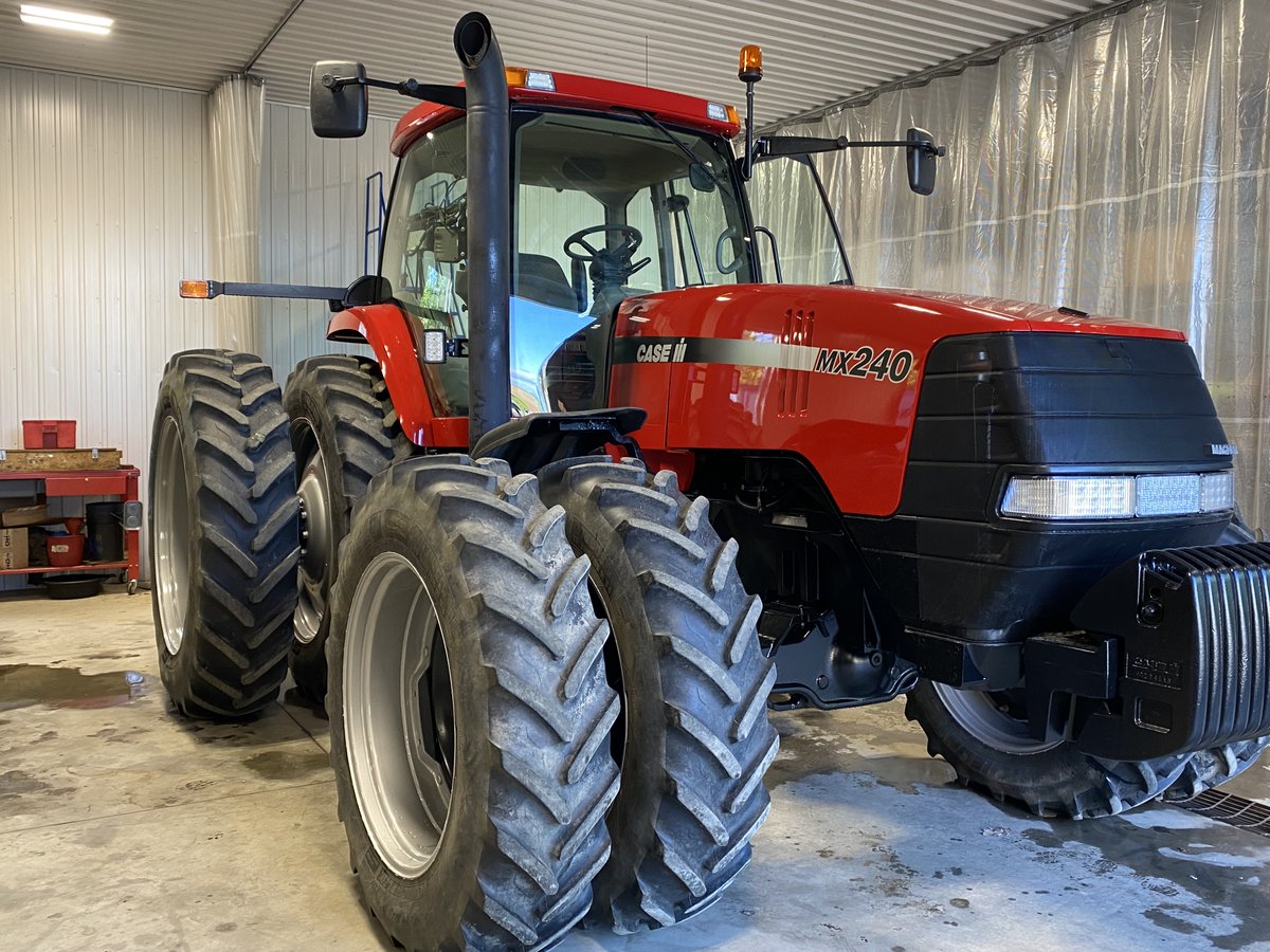 RedEdgeAG's tweet image. MX240 RESTORATION

PAINT JOB
NEW MAIN BEARINGS OILPAN GASKET &amp;amp; ENGINE CAMSHAFT RETAINER
NEW DRIVEPLATE AND TRANSMISSION UJOINTS
NEW AC COMPRESSOR
RECHARGE AC SYSTEM
REBUILD FRONT AXLE
REBUILD DRIVE HOUSING
REMOVE REAR ROCKSHAFT &amp;amp; REBUILD REMOTES
INSTALL TIGER LIGHTS
&amp;amp; MORE #OntAg