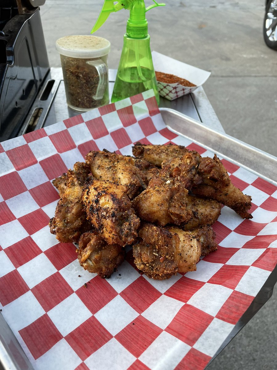 Bennetts_Bar's tweet photo. TONIGHT &amp; EVERY WEDNESDAY 5:30-9! (Weather permitting) https://t.co/Z81XUmeY3i