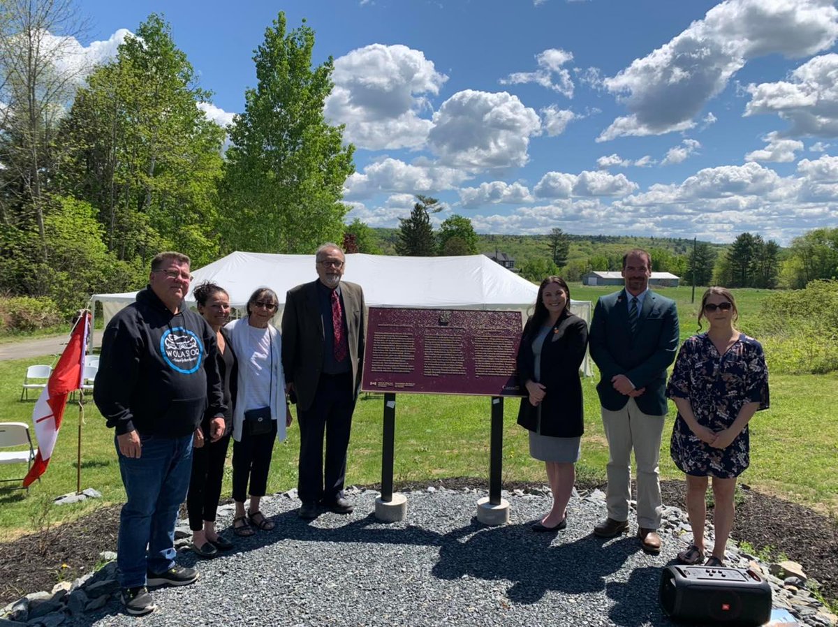 ParcsCanada's tweet photo. Aujourd'hui, nous reconnaissons l’importance historique nationale du village Mehtawtik.
Une ✨nouvelle✨ plaque commémorative a été dévoilée à Hay Settlement, soulignant l’importance du principal établissement de #Wəlastəkokewiyik au N.-B. https://t.co/5bU25ib1dZ
#CLMHC https://t.co/zc7QjV3i7q