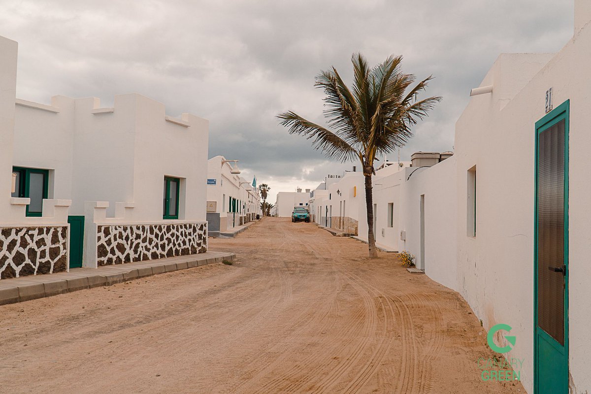 CanIslandsGreen's tweet photo. During our trip in #Lanzarote, we also visited the nearby island - #LaGraciosa!
There are no cars around, which made us very happy that we can #travel #sustainably on the island - by #bicycle. Also, visiting #Playa de #lasConchas is a must !!! 👀🙏🏼🌊🏝️

📸: @hvmansocial https://t.co/l3c0GwGDrM
