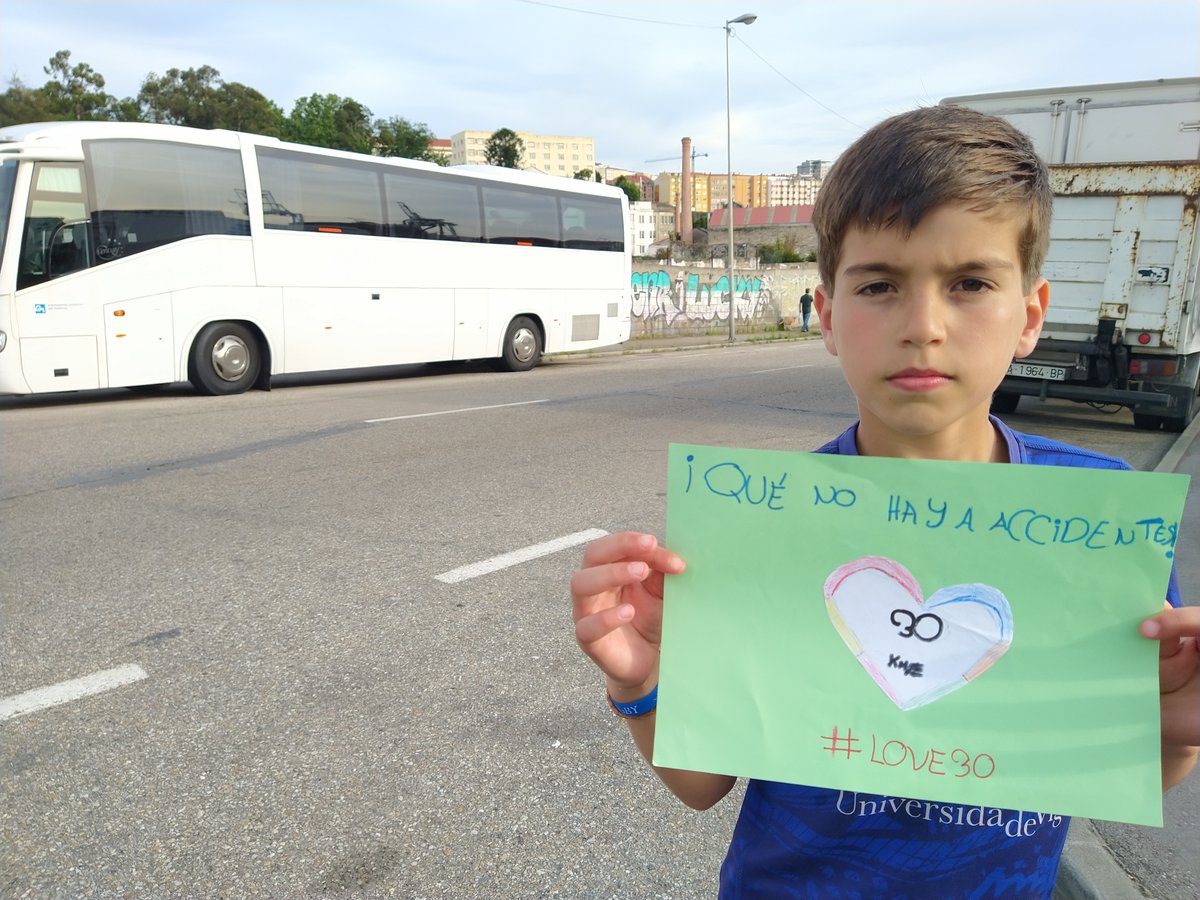 CEIPLAREDO's tweet photo. Usando regras e compás o alumnado de plástica diseñou corazóns para celebrar a "Semana Mundial das Nacións Unidas sobre  Seguridade Vial" xa que eles tamén quere rúas  seguras e sen contaminación. #plasticalaredo #love30 #educacionresponsable https://t.co/Y3LqzQCXgv