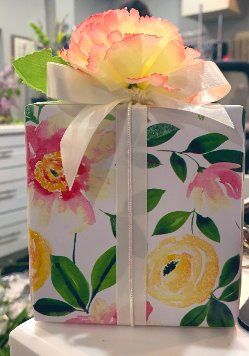 bpsluxurygift's tweet photo. The May flowers have been so beautiful &amp; bright! 🌼🌸🌺 Here’s one of my favorite wraps done for #MothersDay https://t.co/cFhJcoD8xY