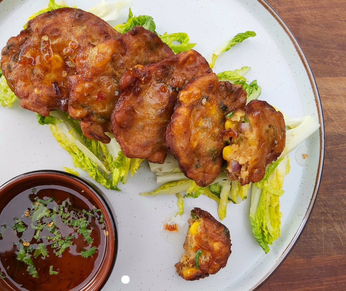 philipfriend01's tweet photo. The 15-minute corn fritters/“cakes” from my previous video. With chilli sauce to dip into. The recipe will be on https://t.co/o1tR5KeGDO tomorrow eve. #recipe #food #foodie #besthomecook #nowaste #thai https://t.co/Br8S5mu56o