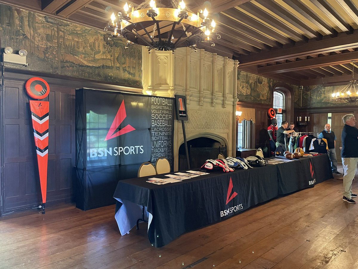 BsnConnecticut's tweet photo. Here at the FCIAC Football Show. @fciac @StaplesFootbal1 @NewCanaanFB @DHSBWfootball @StJHogs @BeaversWeaver https://t.co/eVrrvc6k28