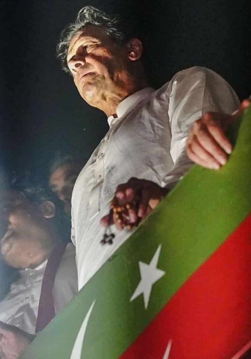 chsandhilaa's tweet photo. ایک لفظ اس انسان کے لیے ۔۔۔
مجھے تو شیطان لگ رھا ھے ۔۔
اور آپکو۔   ؟؟؟؟ https://t.co/JWN9lMAR3l