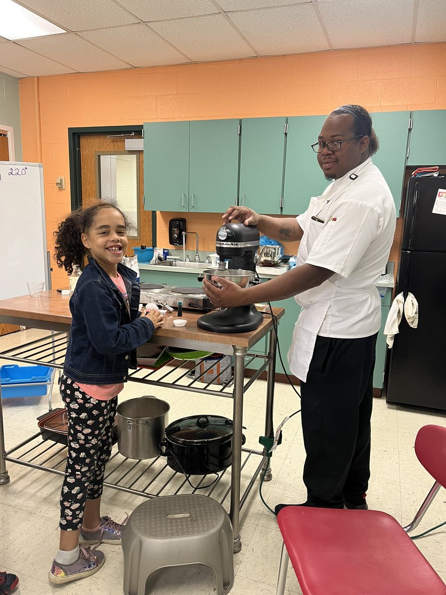 MrsZangaro's tweet photo. Realtors, &amp; Bakers, &amp; Snake Breeders..oh my!!! Career Day was wiiiiild &amp; filled with so many fun stations! Thank you to our community volunteers for showing our kiddos what they can do when they’re older 🐍 🏡 🧁 https://t.co/Uf2Ke4C0NA