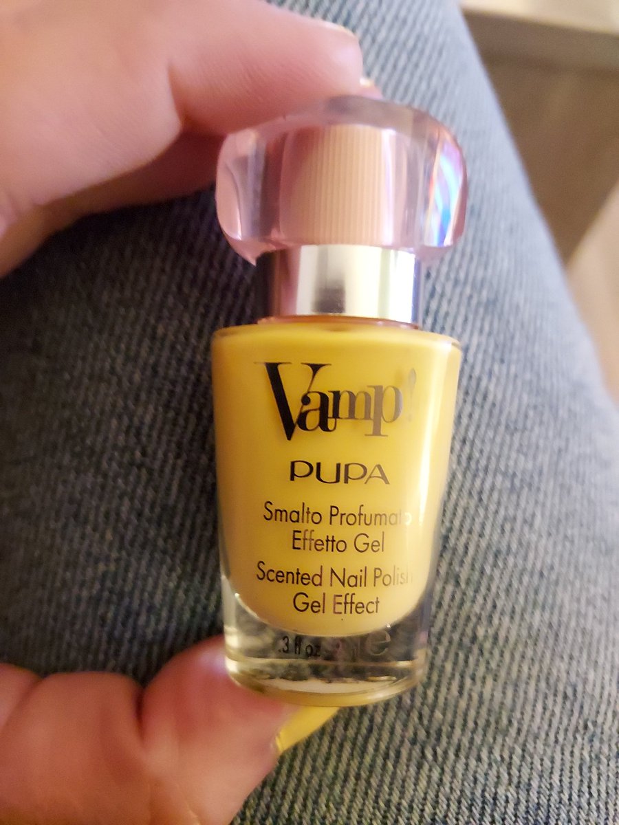 MyrthevanGestel's tweet photo. Afgelopen zaterdag bij de kapper 2 potjes nagellak van Pupa Vamp! meegenomen: een gele en een groene kleur.
Wat blijkt! Deze nagellak heeft een heerlijke bloemengeur en droogt super snel op!!!
Ik ben om!😃
#Vamp #Pupa #nagels #nails #geleffect #gel https://t.co/ph3rP253WM