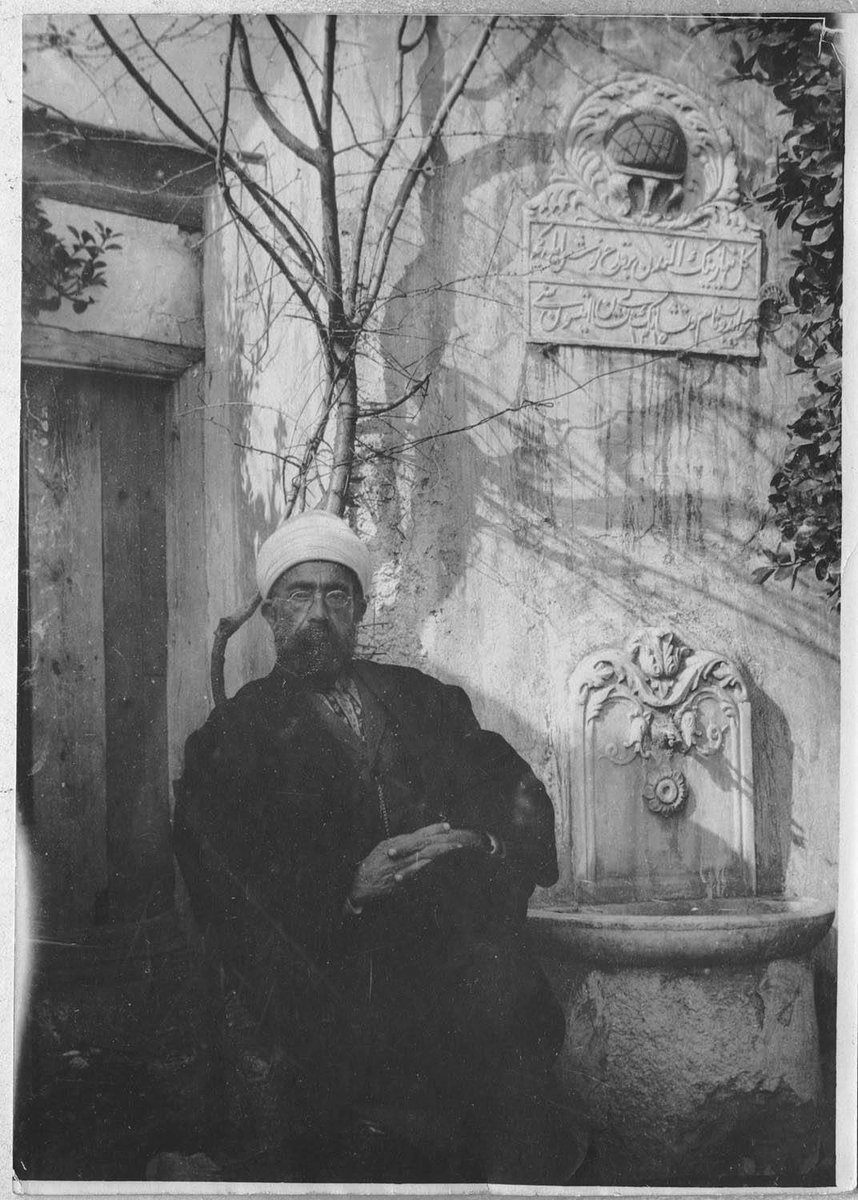tevarihiselanik's tweet photo. Selânik Fethiye tekkesi şeyhi Ali Efendi. Niyazî-i Mısrî dergâhı idi. Fotoğraf 1917'nin Ağustos ayından önce tekkenin avlusundaki zarif çeşmenin önünde çekilmiştir. Dergâh 1917'deki büyük yangında kül oldu. Halvetîyye tac-ı şerifî altında iki satırlık bir kitabe göze çarpıyor. https://t.co/DBzA2Y2A4P