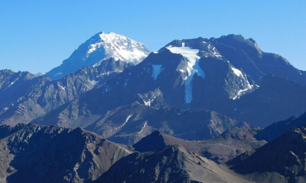 labrujula24's tweet photo. Murió un andinista mientras intentaba escalar un cerro en Mendoza https://t.co/iFB31jSbjj #andinista #mendoza #parqueaconcagua https://t.co/U1aoGxMmyH