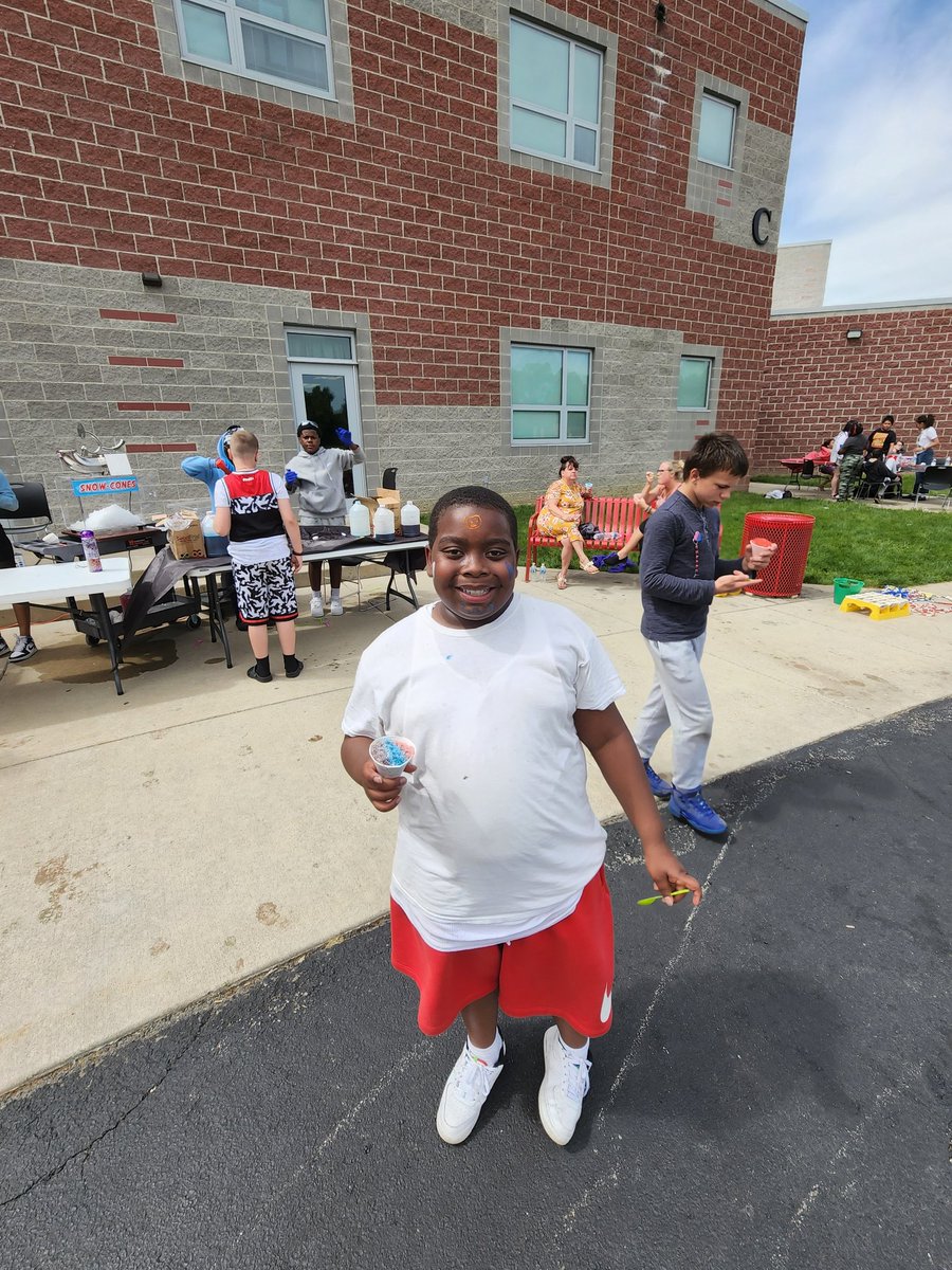 HCBBadger's tweet photo. 3-5 carnival day!  Thank you 7th-8th graders for helping out today!!! @warrenschools #TheJWCS https://t.co/hUnmnHxGCm