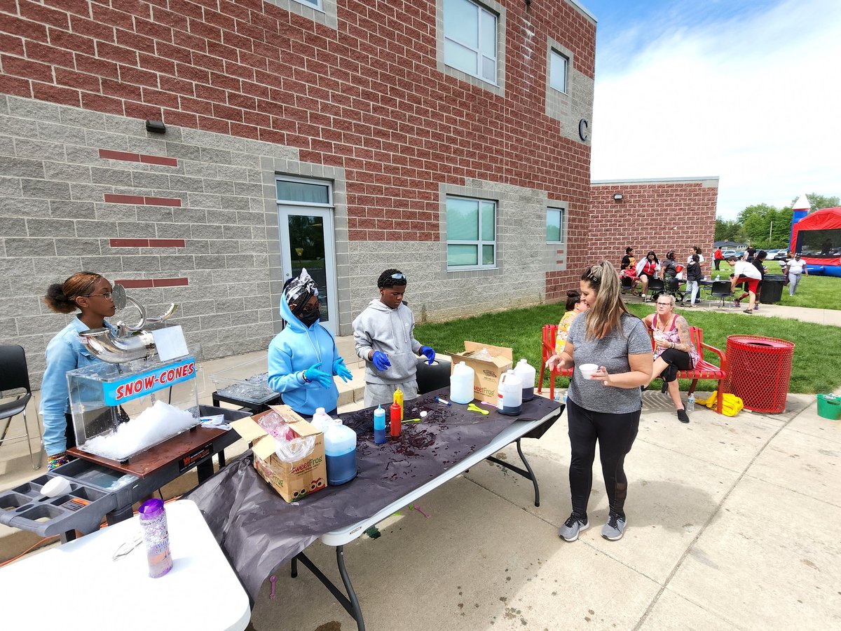 HCBBadger's tweet photo. 3-5 carnival day!  Thank you 7th-8th graders for helping out today!!! @warrenschools #TheJWCS https://t.co/hUnmnHxGCm