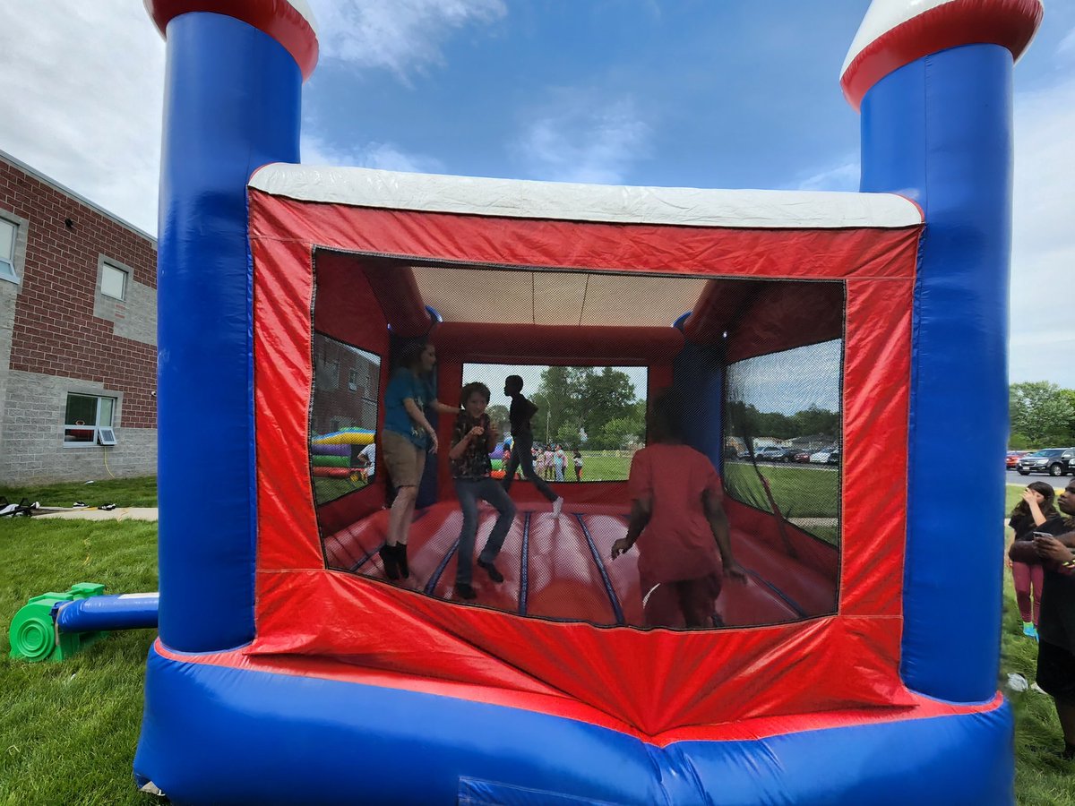 HCBBadger's tweet photo. 3-5 carnival day!  Thank you 7th-8th graders for helping out today!!! @warrenschools #TheJWCS https://t.co/hUnmnHxGCm
