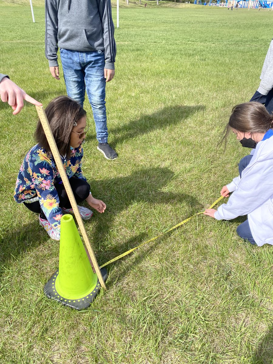 wdsgradesix's tweet photo. Having fun measuring shadows today to understand how the sun affects shadow length. #cbescience #skyscience #wdsgrade6 #wds https://t.co/31tec1pPEN