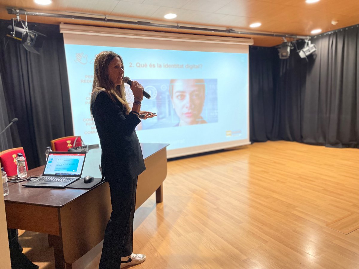 AjuntamentOlesa's tweet photo. 🔴 XERRADA: CIBERSEGURETAT
La segona jornada de la #mweekolesa ha acabat amb una conferència per conscienciar-nos sobre els perills que poden afectar a la nostra seguretat a internet.
Demà segueix la #mweekcat22 amb més activitats a #Olesa https://t.co/07DfJhVSlg