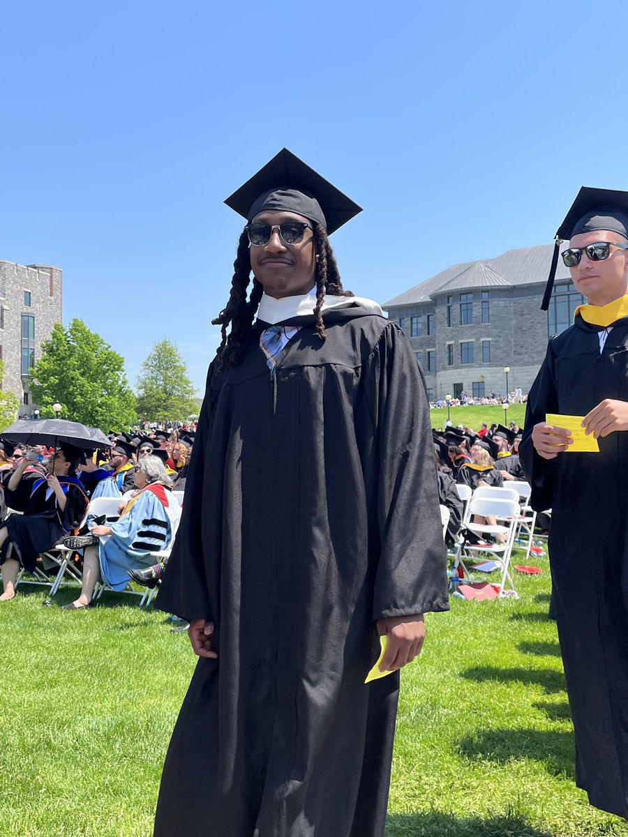 Jnfz_23's tweet photo. 3 graduations in 5 years. Still thankful saying made it here 🙏🏾 https://t.co/EC3IDnuB9B