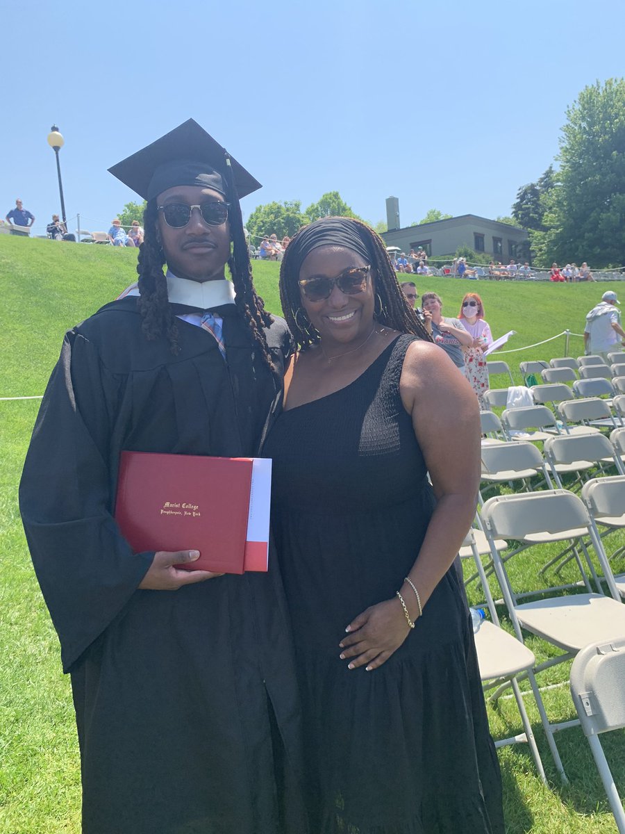 Jnfz_23's tweet photo. 3 graduations in 5 years. Still thankful saying made it here 🙏🏾 https://t.co/EC3IDnuB9B
