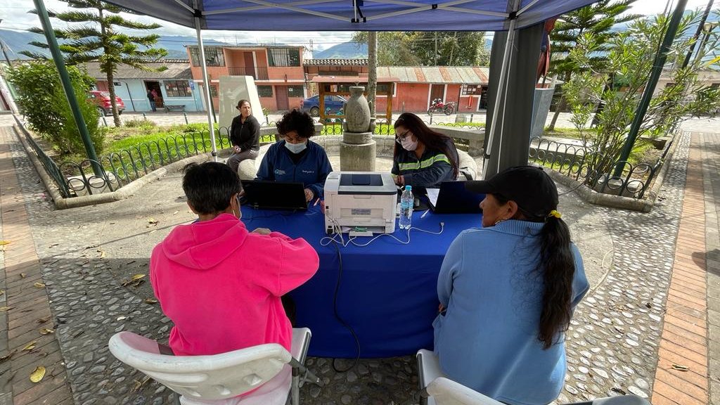 ElectricaQuito's tweet photo. En nuestra Agencia Móvil 🚍, que hoy estuvo en #Chavezpamba “Corazón de la ruta escondida”, se realizaron, de forma ágil, 40 atenciones para diversos requerimientos sobre el servicio eléctrico.
#MásCercaDeLaComunidad https://t.co/ghnTXNxiJs