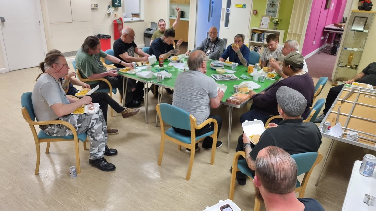 Rus_Giles's tweet photo. Another great night at the mens social @ArmleyHH, fun quiz, and great conversations. Not forgetting the guys play guitars πΈ Fueled by chicken burgers and chips for tea. π #mentalhealth #reducingsocialisolation @ArmleyMedical @PrioryViewMC @DrMourmouris @Touchstone_Spt https://t.co/duhQIWfEd1