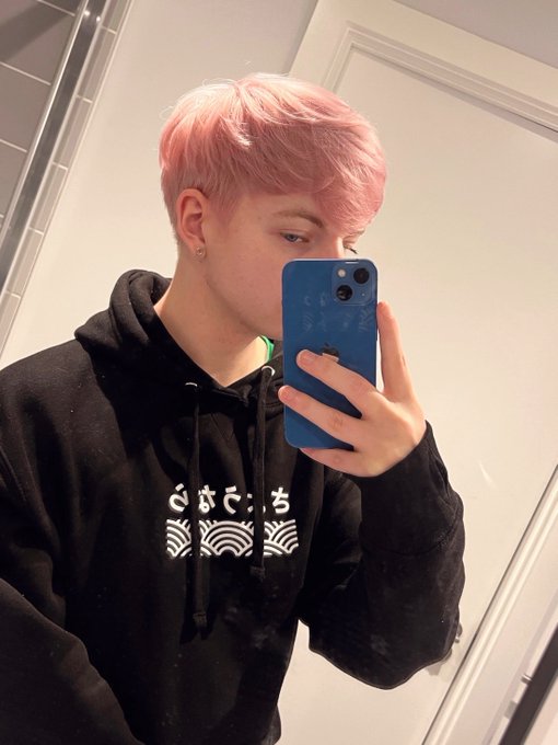 We pink now bois 🌸 https://t.co/lTyJ2EAO7B