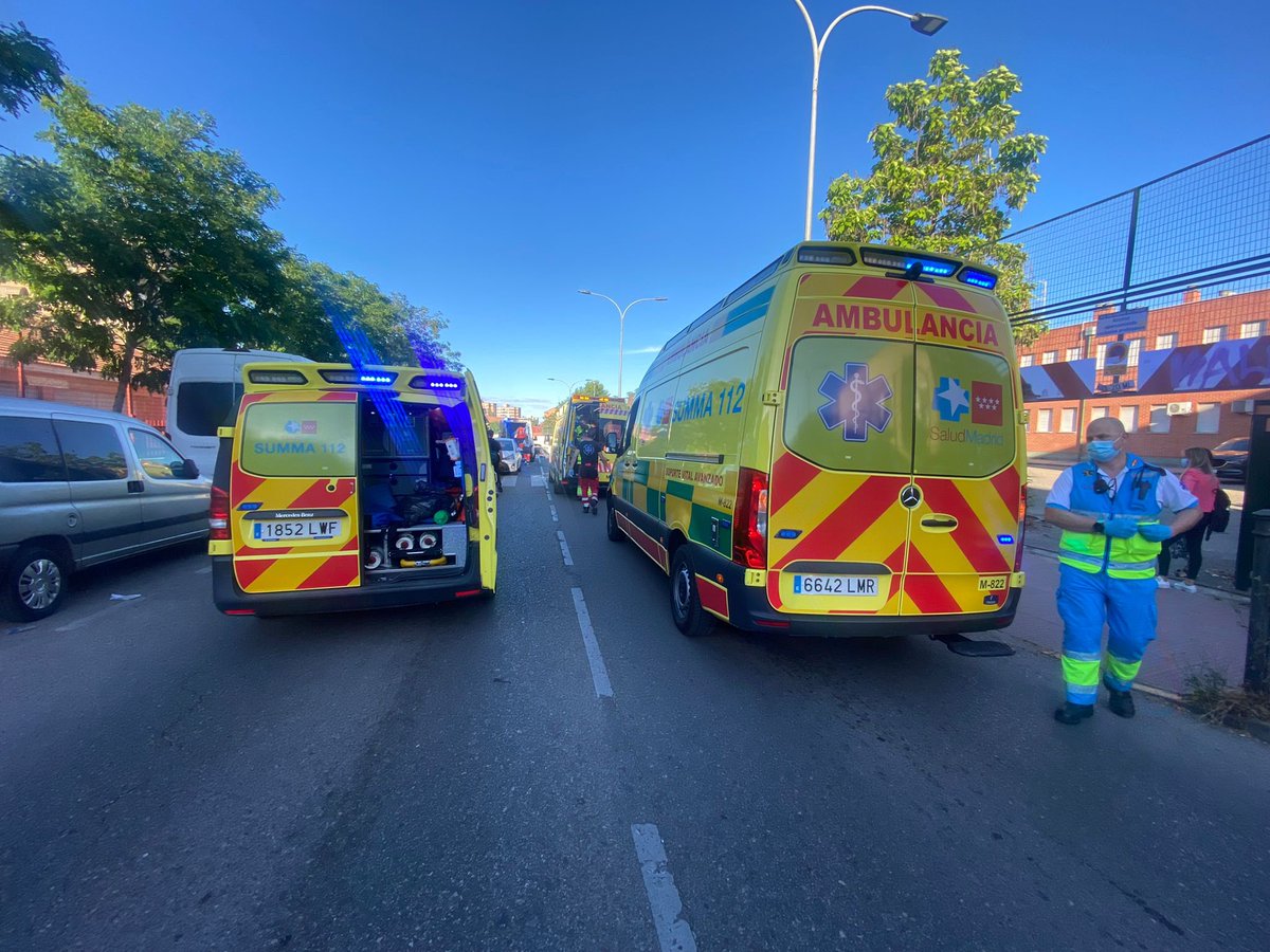 112cmadrid's tweet photo. Atropello a 2 menores de edad mientras cruzaban un paso de peatones en #Fuenlabrada.

Una de las menores sale despedida e impacta contra la luna del turismo. Presenta traumatismo craneoencefálico moderado y policontusión. La otra joven  presenta múltiples traumatismos. https://t.co/zU7bEtWnHN
