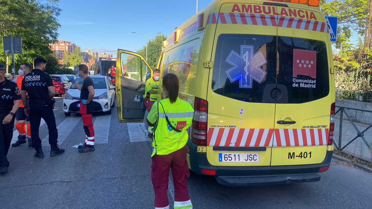 112cmadrid's tweet photo. Atropello a 2 menores de edad mientras cruzaban un paso de peatones en #Fuenlabrada.

Una de las menores sale despedida e impacta contra la luna del turismo. Presenta traumatismo craneoencefálico moderado y policontusión. La otra joven  presenta múltiples traumatismos. https://t.co/zU7bEtWnHN