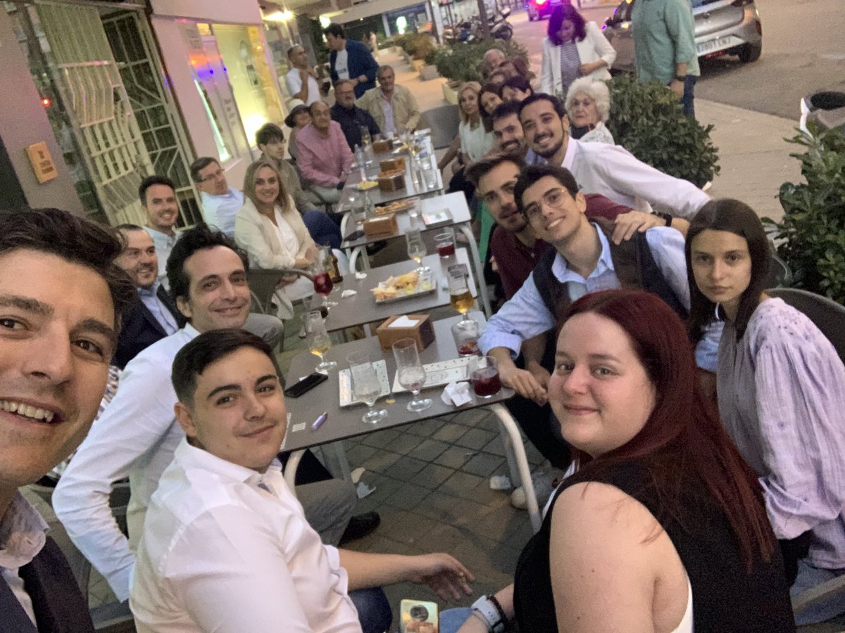 1JorgeSaavedra's tweet photo. En esta precampaña también hay momentos relajados para disfrutar con los afiliados del @ppgranada 

Hoy en el distrito #Genil un rato agradable entre amigos con nuestra número uno @marifrangr 

#JuanmaPresidente 
#GranadaAvanza https://t.co/qn88MirKSu