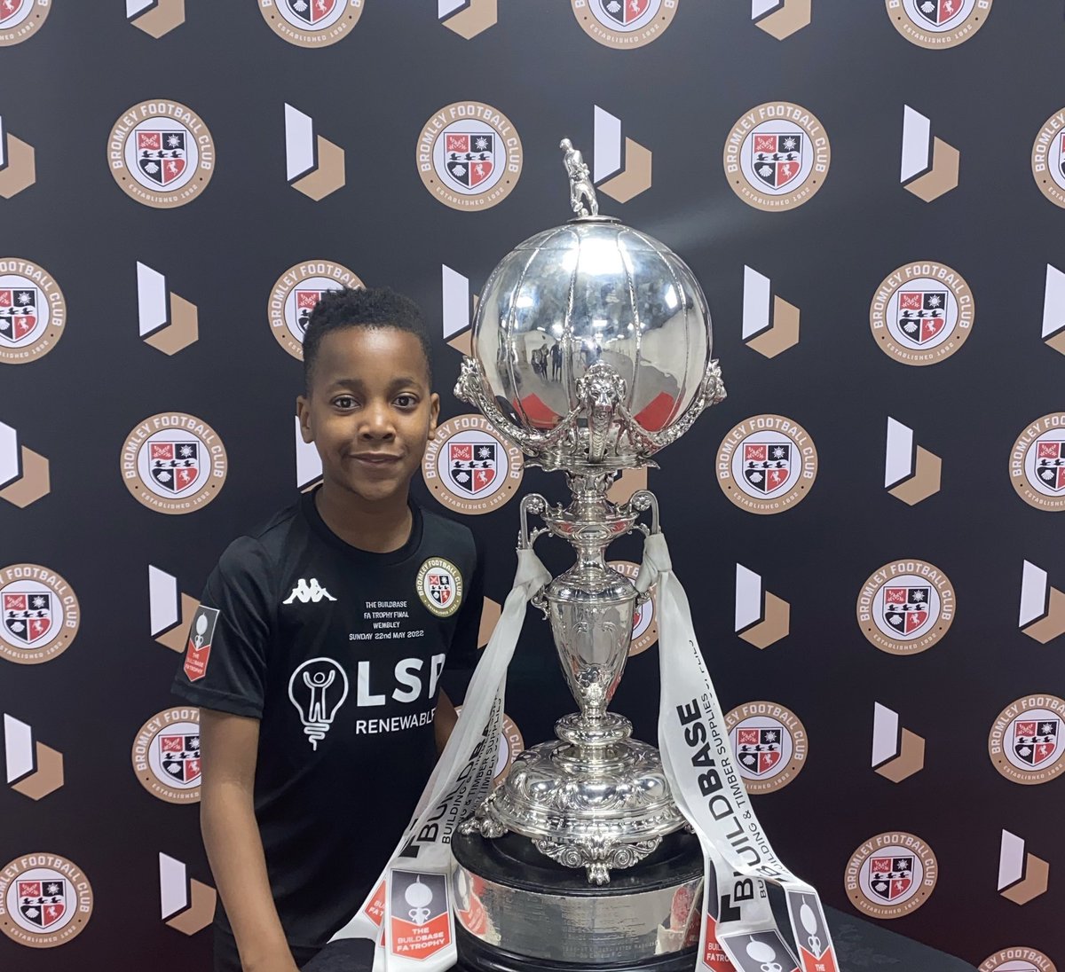 JanvierMelissa's tweet photo. A moment to remember @bromleyfc #buildbasefatrophy https://t.co/hspPnR5U1f