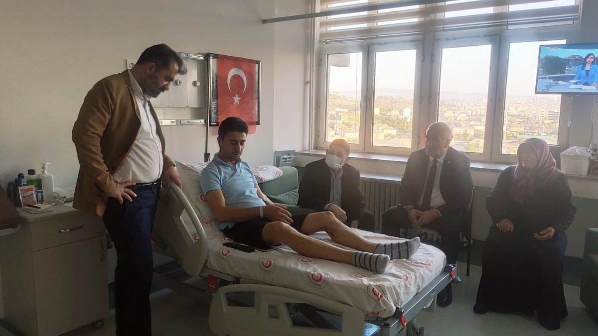 Ramazannkasli's tweet photo. Bir süre önce #PençeKilit Harekâtı bölgesinde hain teröristlerin saldırısı sonucu yaralanan ve tedavisi GATA’da devam eden #Cerit'li Hemşehrimiz #Gazi P.Uzm.Çvş. Veysel Özdemir'i, babam, annem ve kardeşimle ziyaret ederek, bir kez daha geçmiş olsun dileklerimizi ilettik. https://t.co/5hBxkDLosY