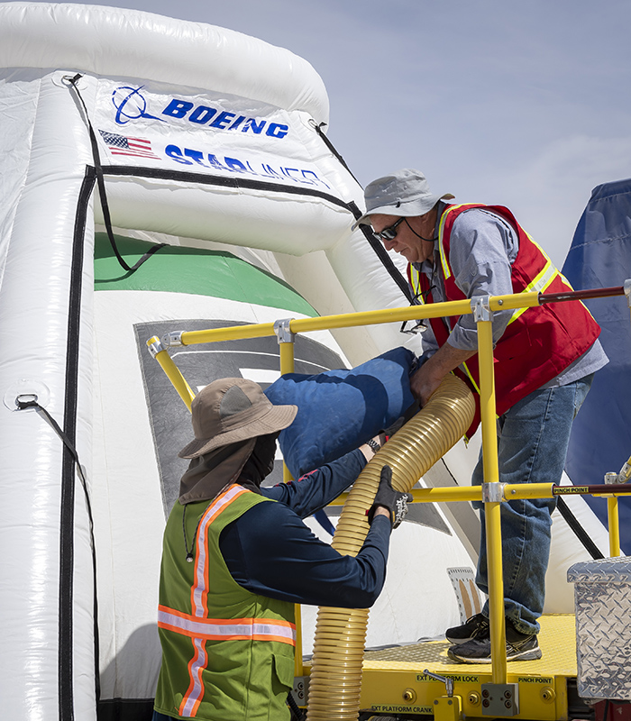 BoeingSpace's tweet photo. Our #Starliner landing and recovery team, @USArmy and @NASA teams are on the ground at @WSMissileRange to welcome the spacecraft home. 

Live #OFT2 landing coverage begins at 3:45 p.m. MT: https://t.co/ziK3KepBB0 https://t.co/02bOquY9nV