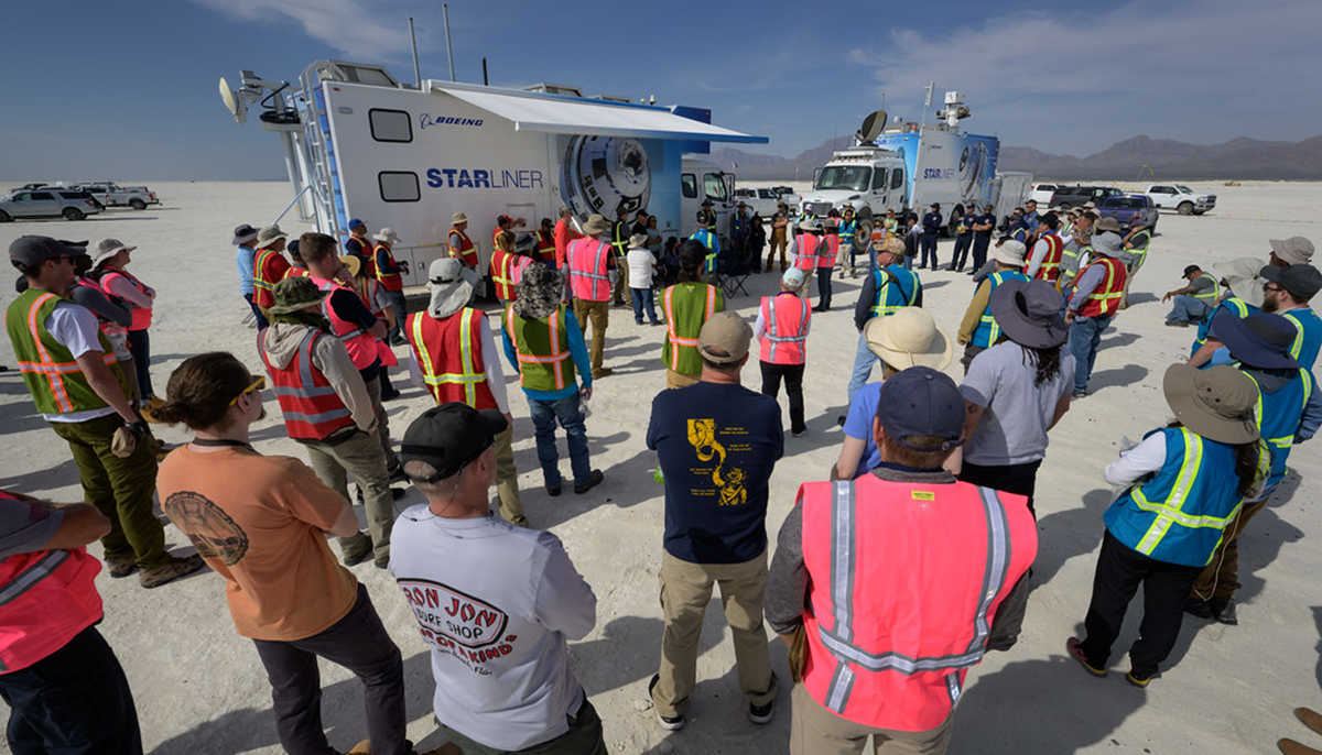 BoeingSpace's tweet photo. Our #Starliner landing and recovery team, @USArmy and @NASA teams are on the ground at @WSMissileRange to welcome the spacecraft home. 

Live #OFT2 landing coverage begins at 3:45 p.m. MT: https://t.co/ziK3KepBB0 https://t.co/02bOquY9nV