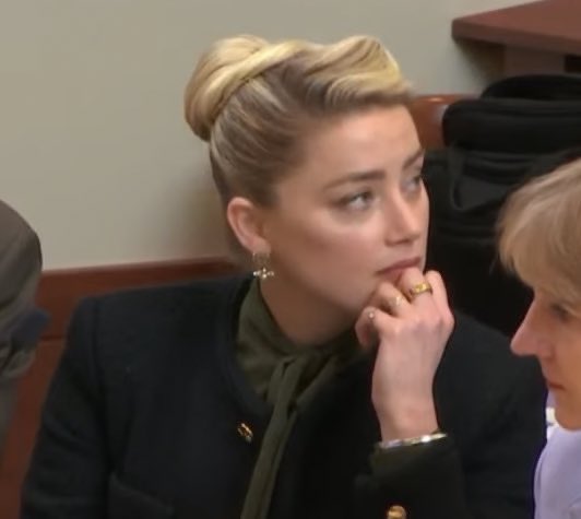 Literalmente um especialista renomado entrou no tribunal e disse ao mundo que as fotos das lesões de Amber Heard foram EDITADAS! 

FIM.
