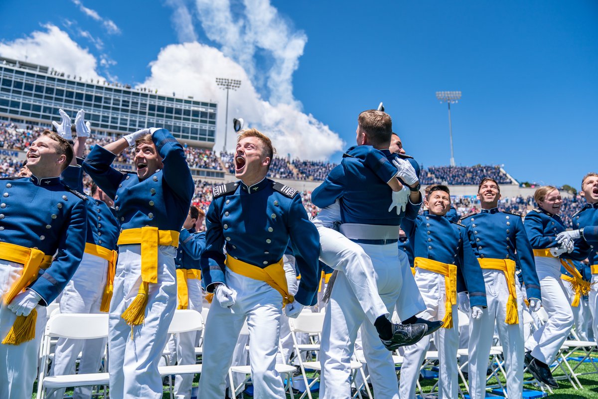 AF_Falcons's tweet photo. 𝐈𝐧𝐜𝐫𝐞𝐝𝐢𝐛𝐥𝐞⚡️

Congratulations to the Class of 2022! https://t.co/uiz7YG8MD6